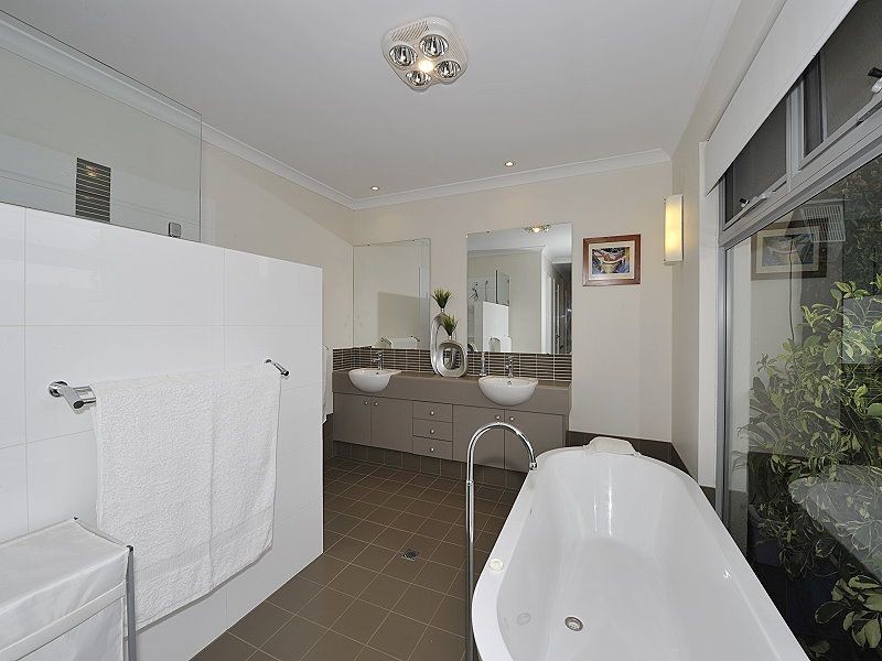 17 Gael Place, Dudley Park WA 6210