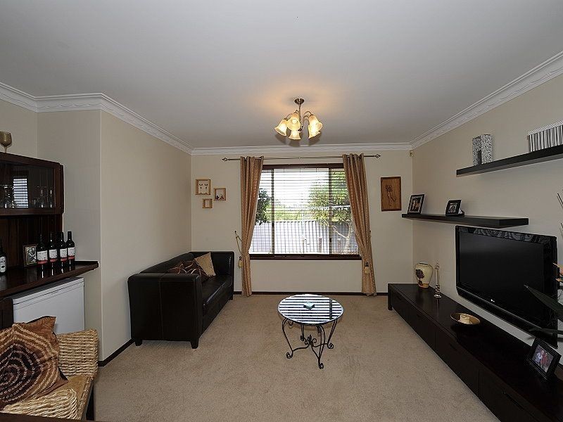 6 Nettle Place, Halls Head WA 6210