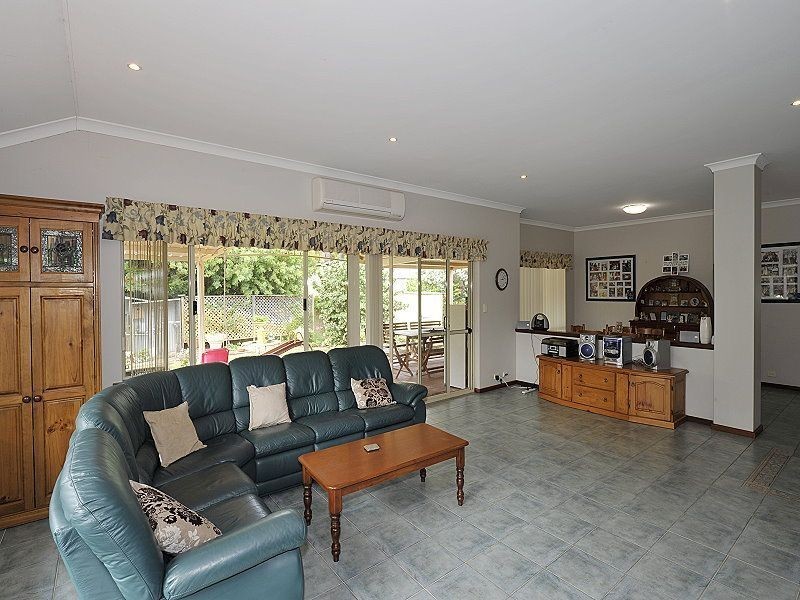 4 Jacaranda Drive, North Yunderup WA 6208