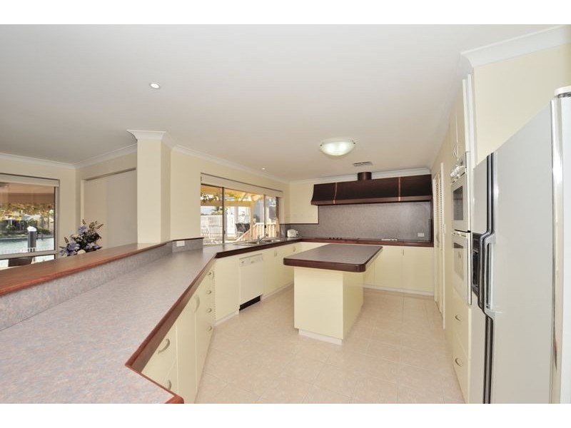 12 Fortescue Court, Dudley Park WA 6210