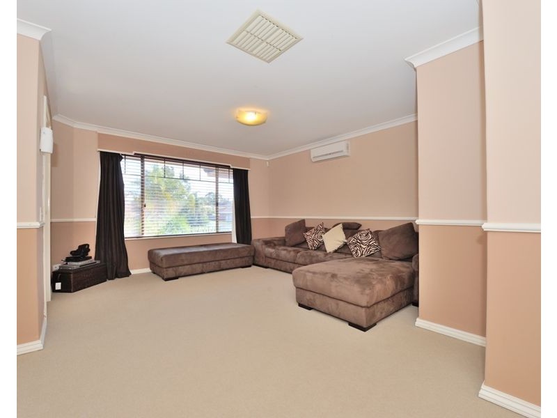 18 Templetonia Promenade, Halls Head WA 6210