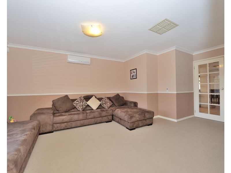 18 Templetonia Promenade, Halls Head WA 6210