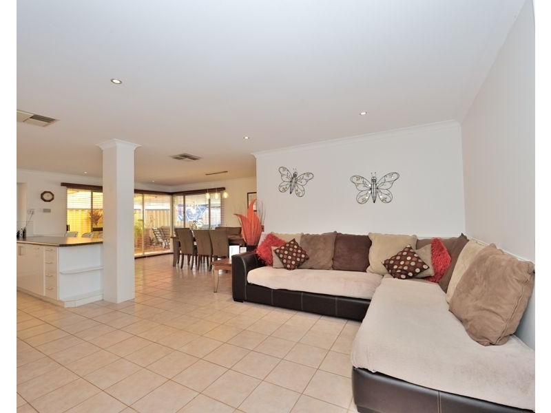 18 Templetonia Promenade, Halls Head WA 6210