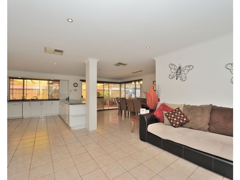 18 Templetonia Promenade, Halls Head WA 6210