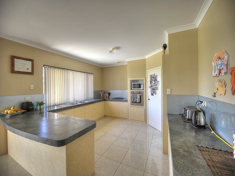 10 Bookleaf Loop, Halls Head WA 6210