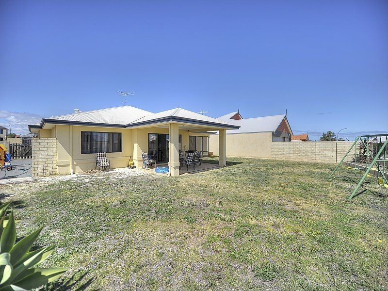 10 Bookleaf Loop, Halls Head WA 6210