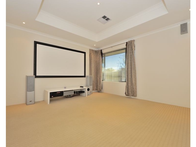 34 Hudson Drive, Dudley Park WA 6210