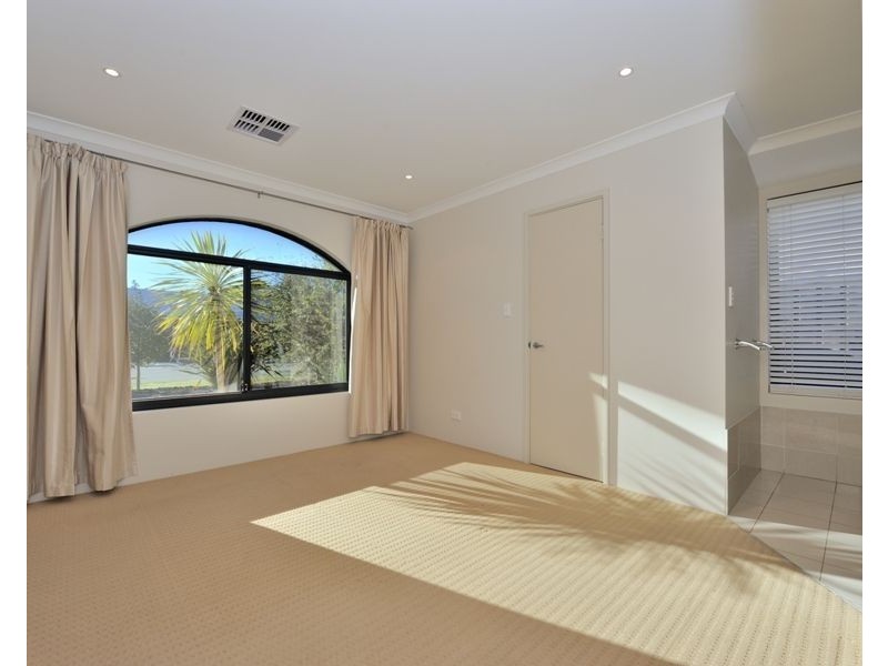 34 Hudson Drive, Dudley Park WA 6210