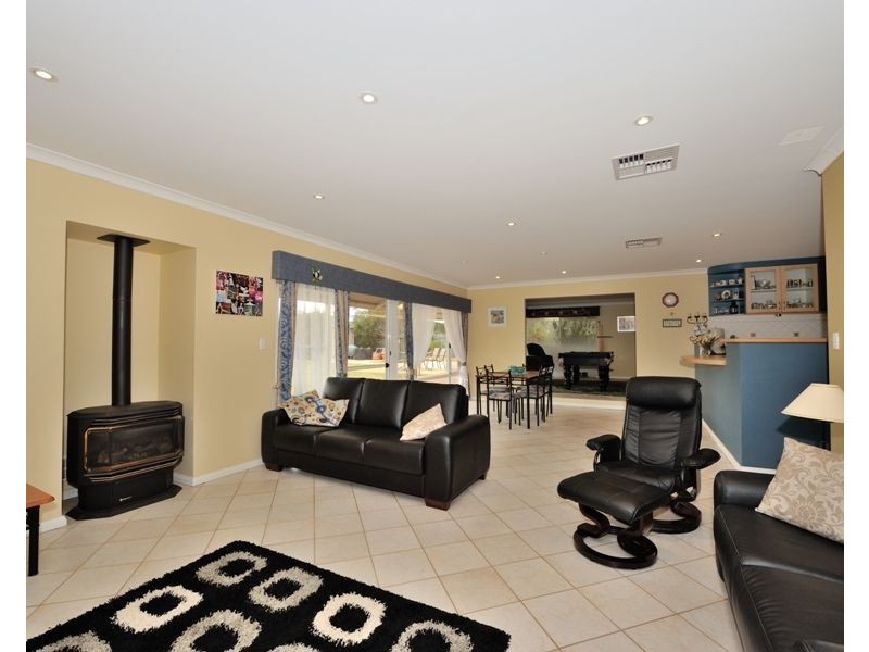 11 Midsummer Circle, Pinjarra WA 6208