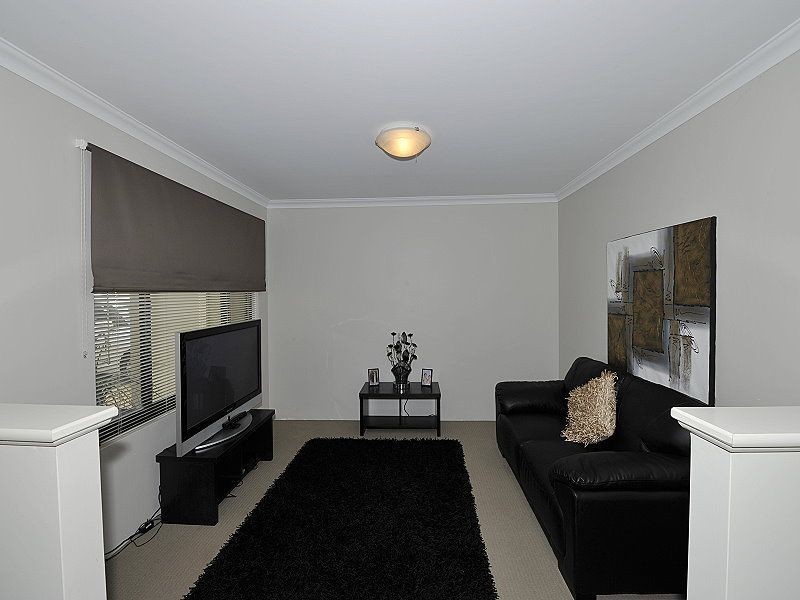 13 Wuraling Pass, Wannanup WA 6210