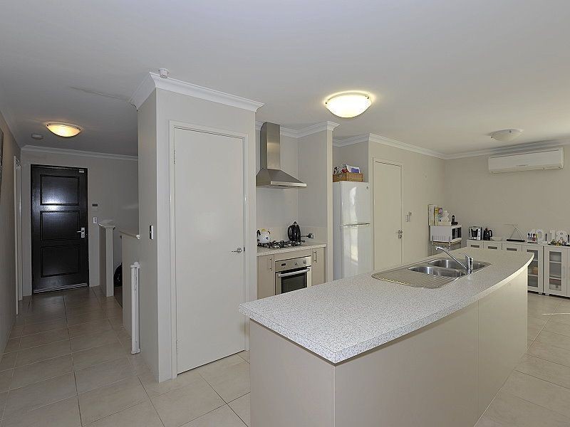 13 Wuraling Pass, Wannanup WA 6210