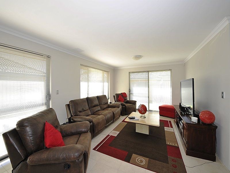13 Wuraling Pass, Wannanup WA 6210