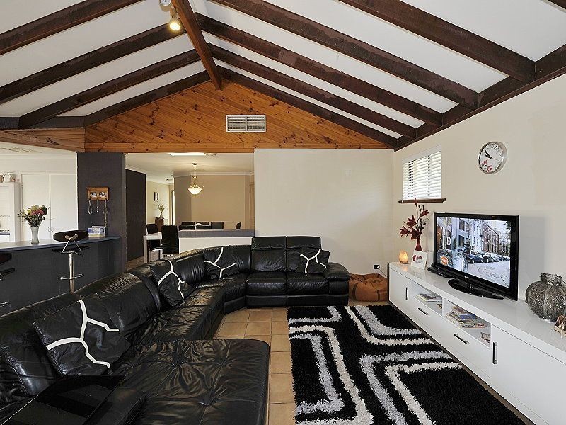 11 Tarata Close, Halls Head WA 6210