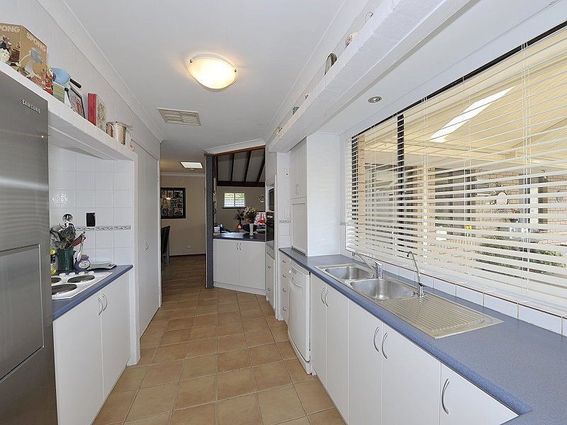 11 Tarata Close, Halls Head WA 6210