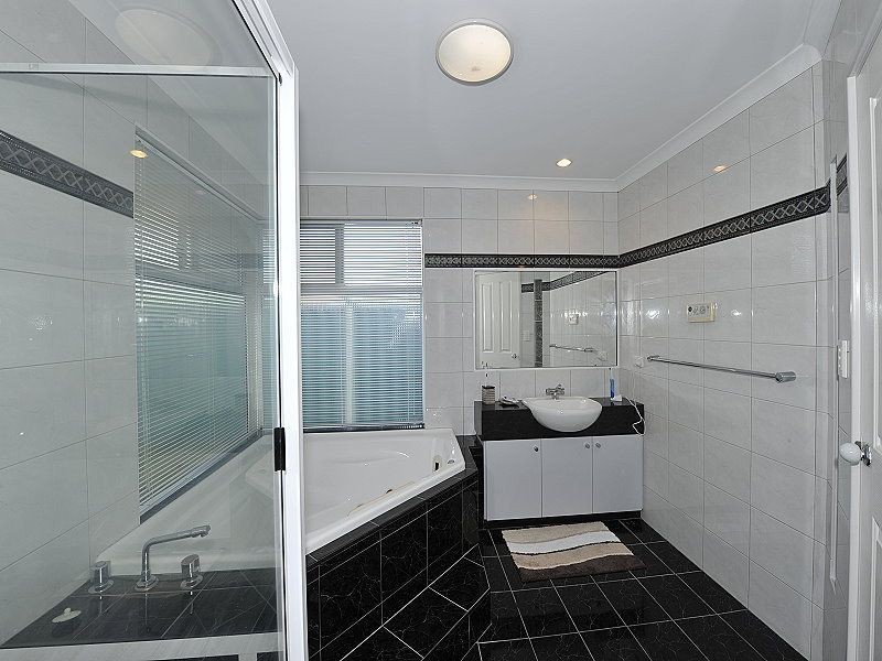 2 Summerlea Avenue, Meadow Springs WA 6210