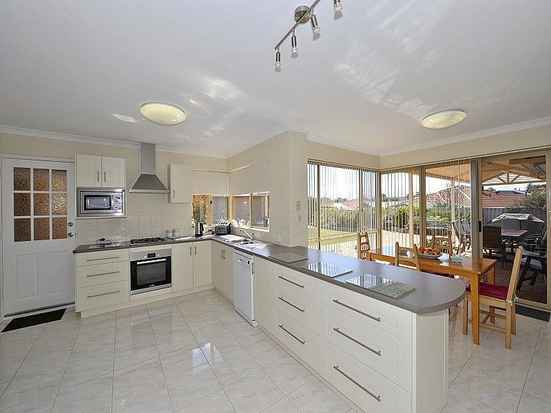 8 Quadrant Rise, Halls Head WA 6210