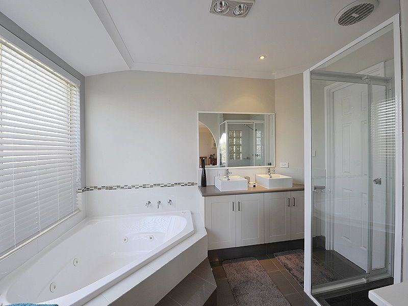 8 Quadrant Rise, Halls Head WA 6210