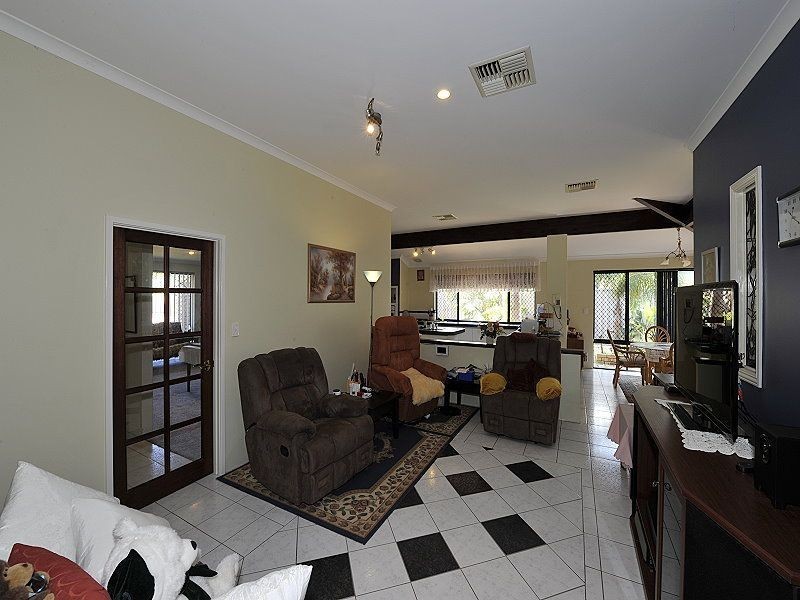 10 Willoughbridge Crescent, Erskine WA 6210