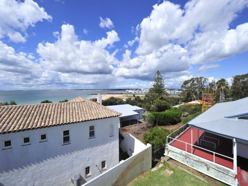 2 Peter Street, Halls Head WA 6210