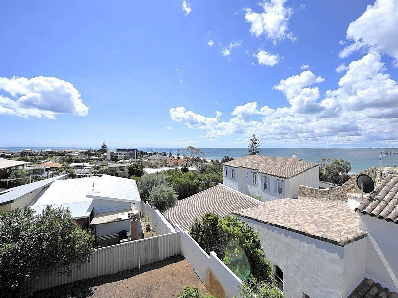 2 Peter Street, Halls Head WA 6210