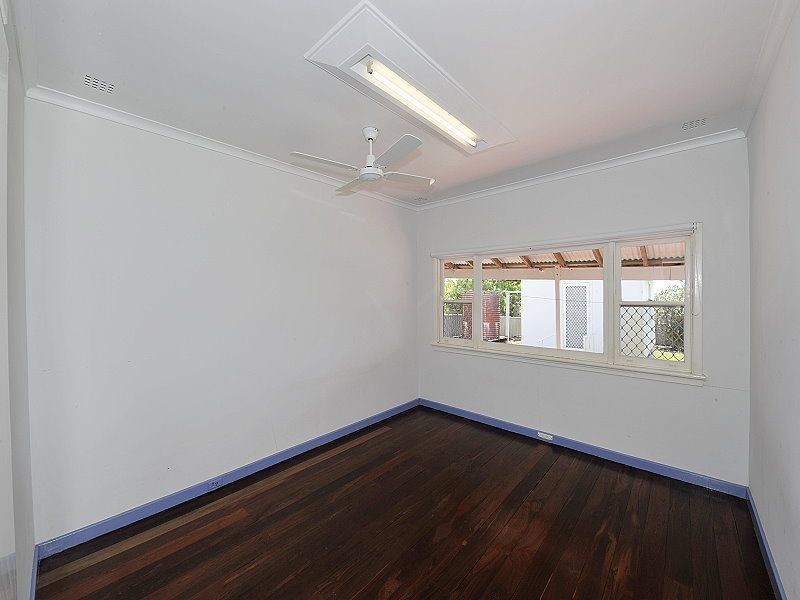 2 Peter Street, Halls Head WA 6210