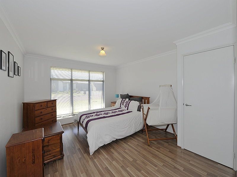 5 Pelora View, Lakelands WA 6180