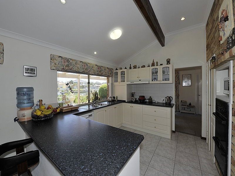 9 Leighton Road East, Halls Head WA 6210
