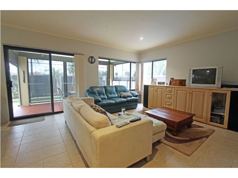 27 Hudson Drive, Dudley Park WA 6210