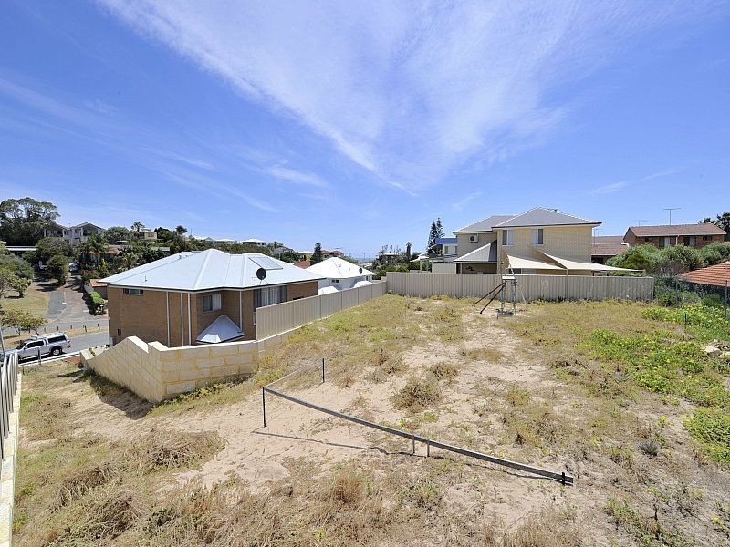 12A Valley Road, Halls Head WA 6210