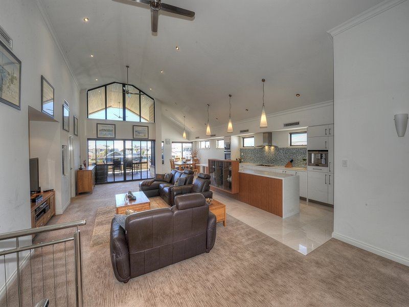 43 Leisure Way, Halls Head WA 6210