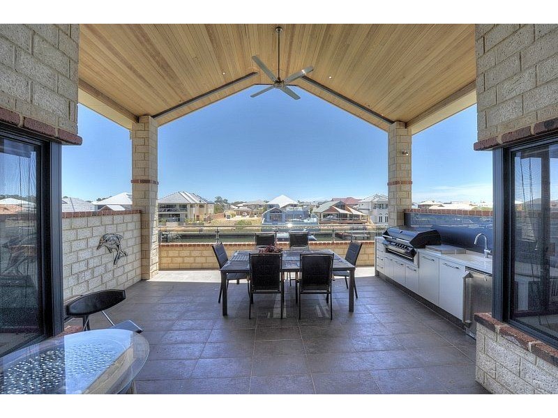 43 Leisure Way, Halls Head WA 6210
