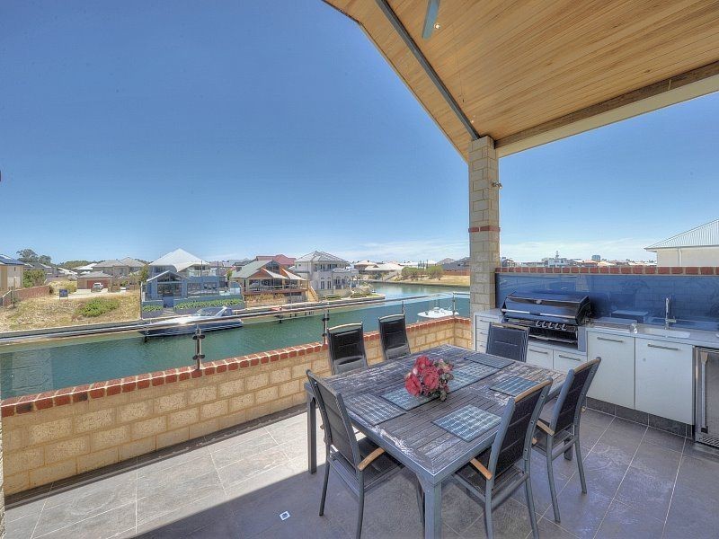 43 Leisure Way, Halls Head WA 6210