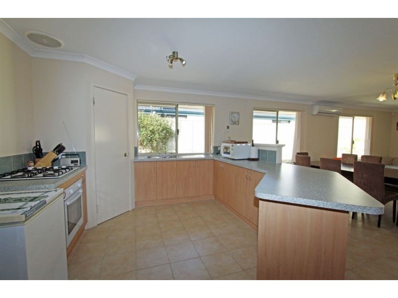 810 Warburton Trail, Lakelands WA 6180