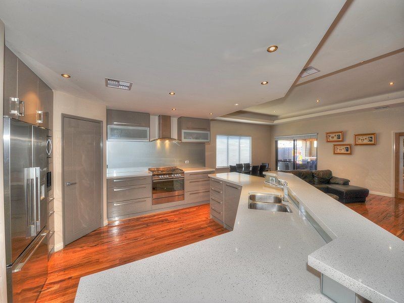 10 Lomatia Ramble, Halls Head WA 6210