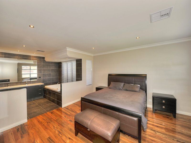 10 Lomatia Ramble, Halls Head WA 6210