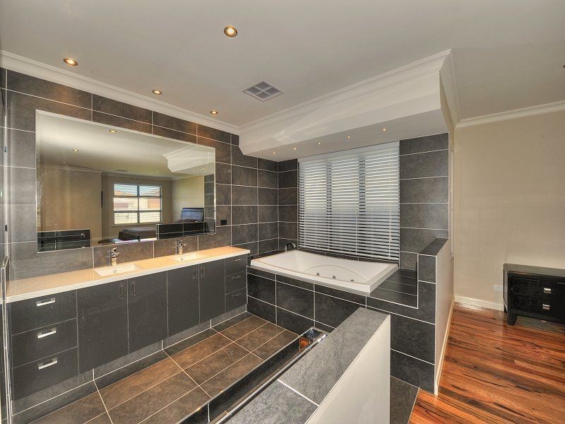 10 Lomatia Ramble, Halls Head WA 6210