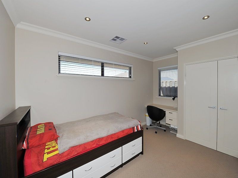 10 Lomatia Ramble, Halls Head WA 6210