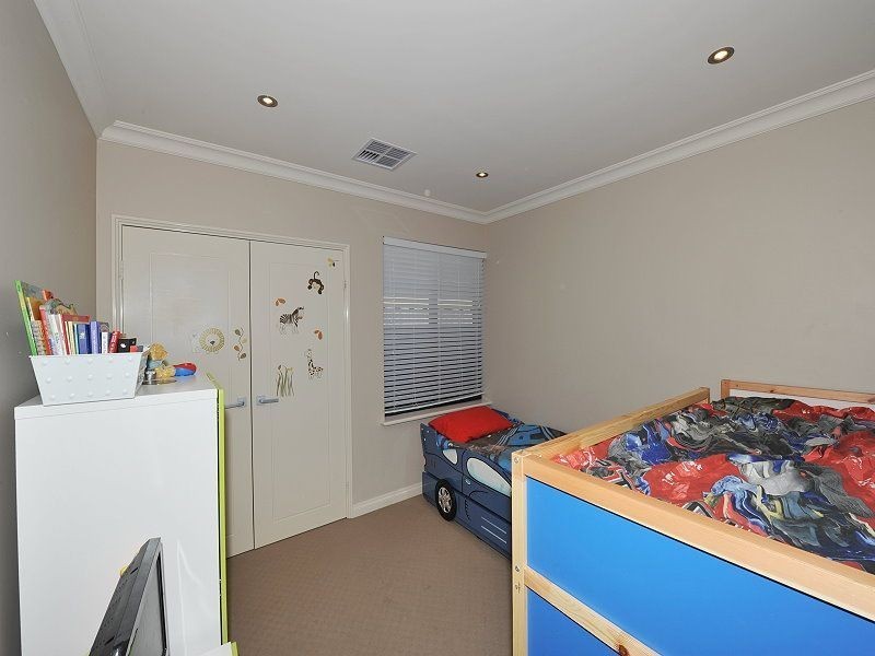 10 Lomatia Ramble, Halls Head WA 6210