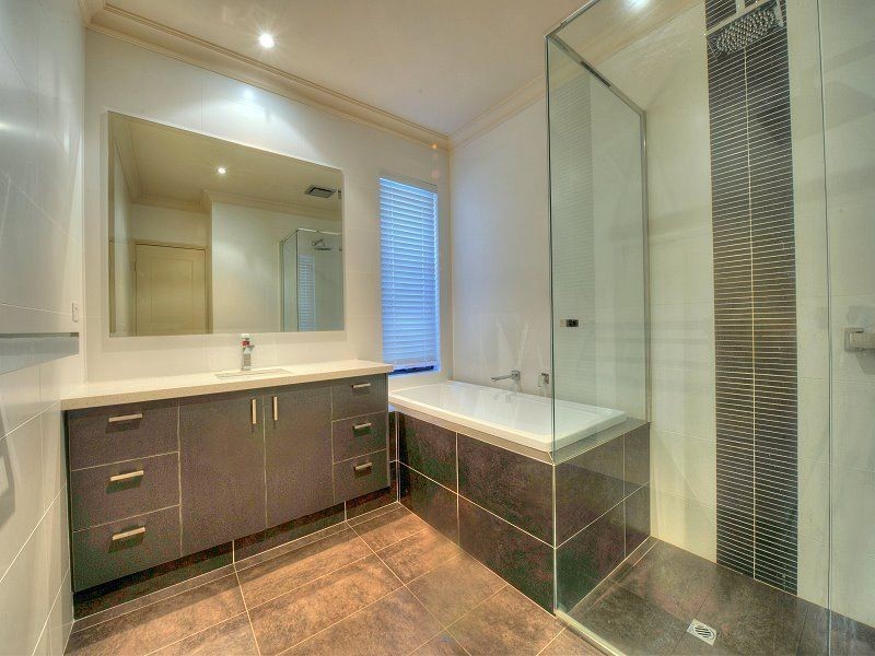 10 Lomatia Ramble, Halls Head WA 6210