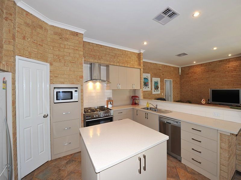 27 Peron Place, San Remo WA 6210