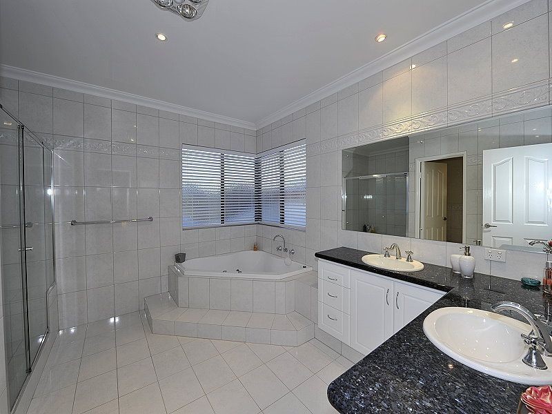 40 Brindabella Crescent, Halls Head WA 6210