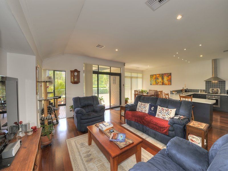 10 Peach Tree Pass, Meadow Springs WA 6210