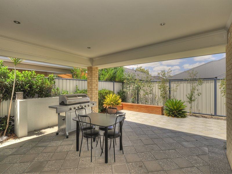 8 Glendale Street, Meadow Springs WA 6210