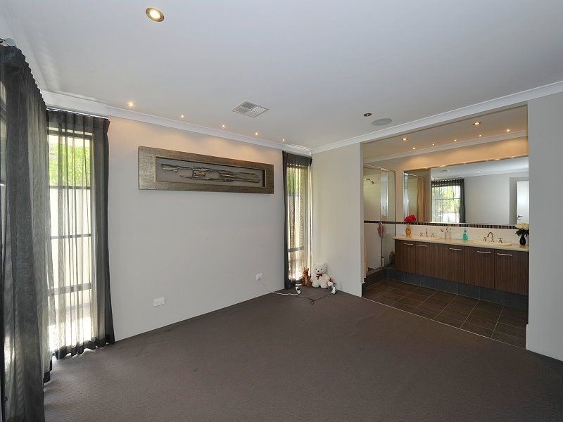 8 Glendale Street, Meadow Springs WA 6210