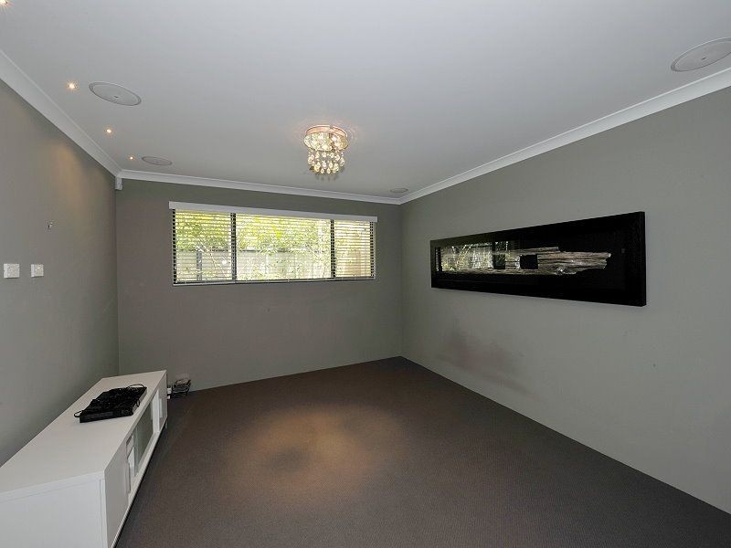 8 Glendale Street, Meadow Springs WA 6210