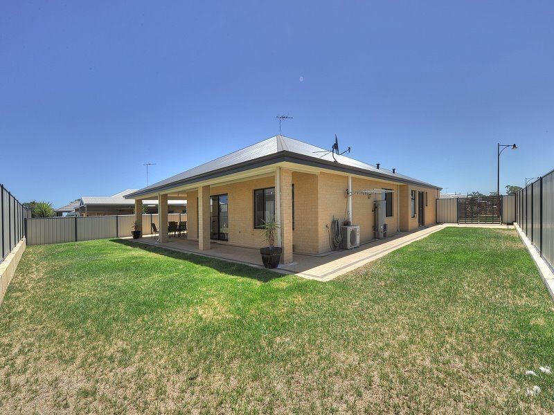 6 Emerald Pass, Meadow Springs WA 6210