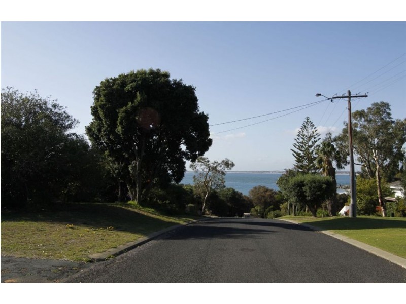 8 Peter Street, Halls Head WA 6210