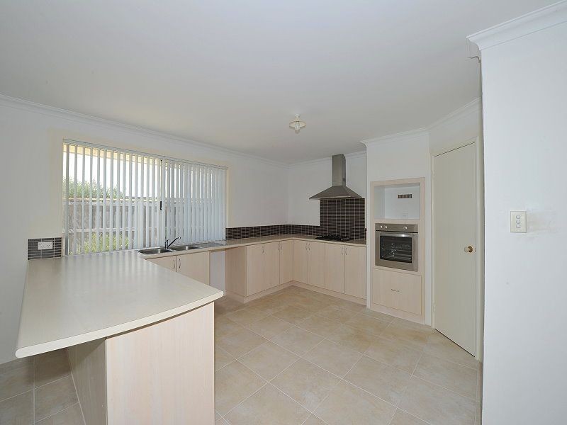 11 Grasshill Grange, Halls Head WA 6210