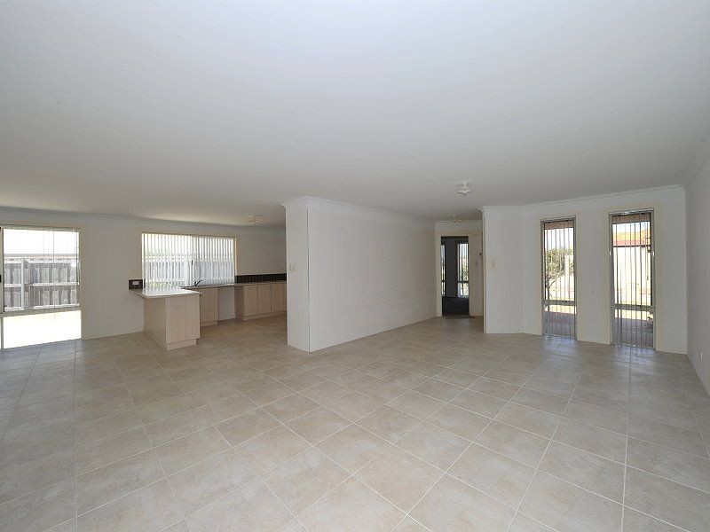 11 Grasshill Grange, Halls Head WA 6210