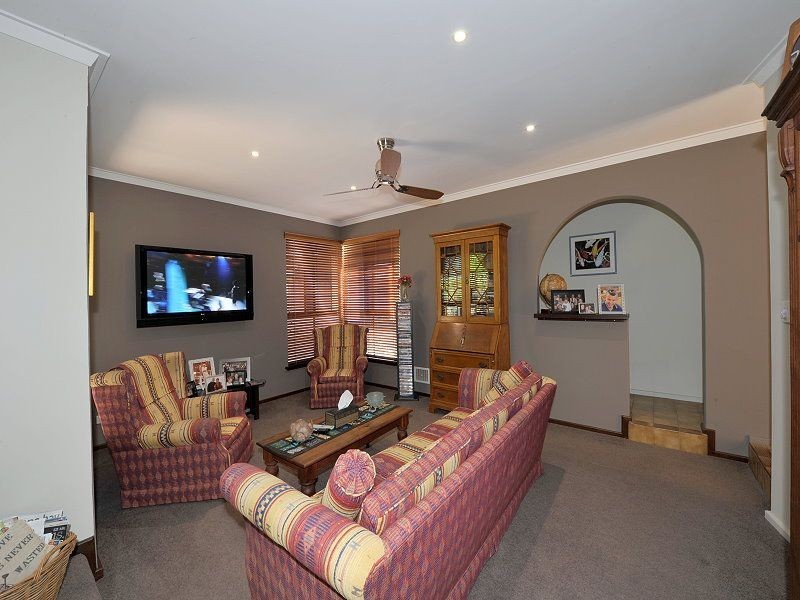 10 Tennyson Ave, Halls Head WA 6210